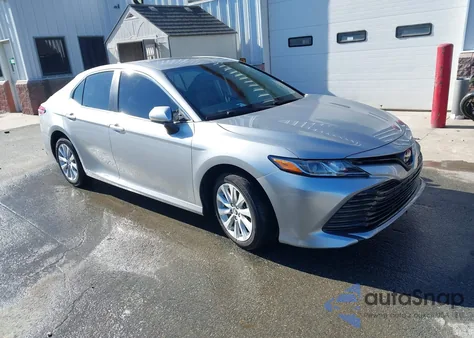 2020 Toyota Camry Le z USA, uszkodzony, nr VIN 4T1C11AK2LU984406